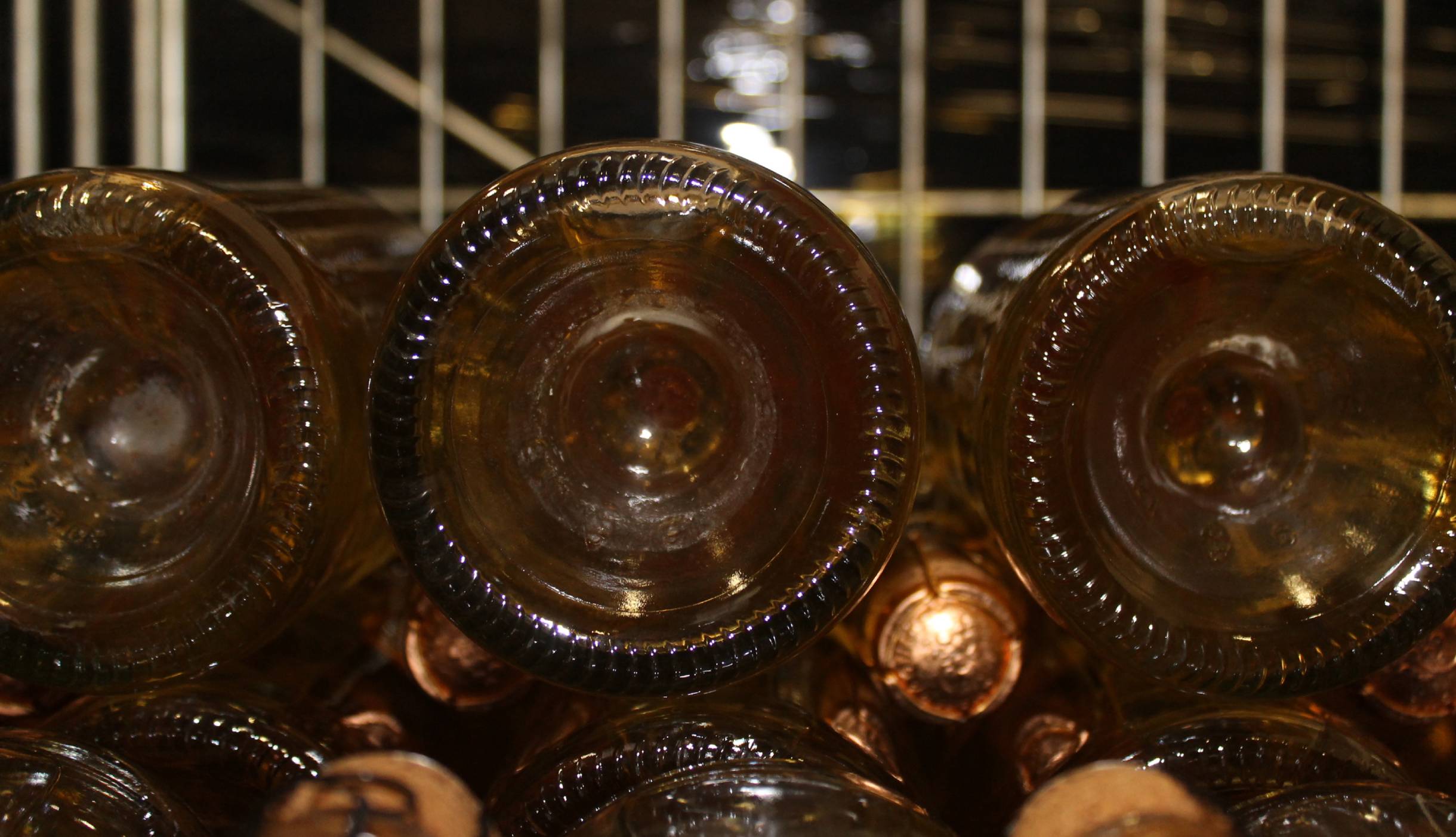Bouteilles de champagne vide, empilées